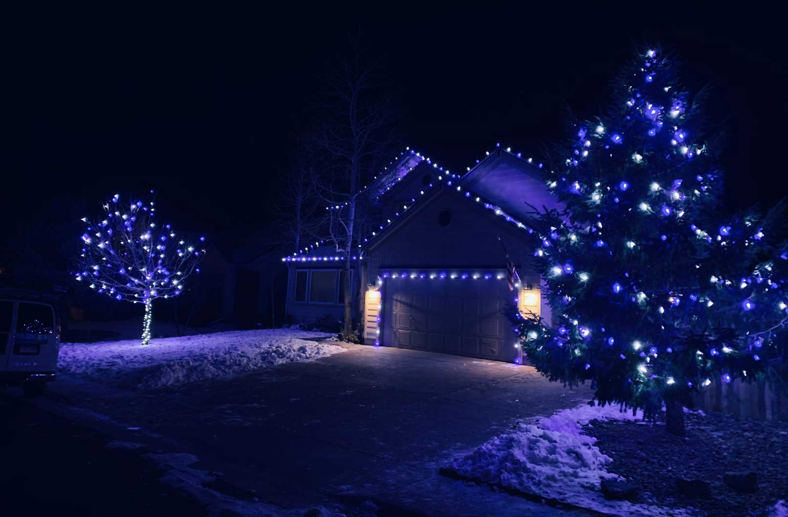 Frosty-Christmas-Lights-Decorating-House